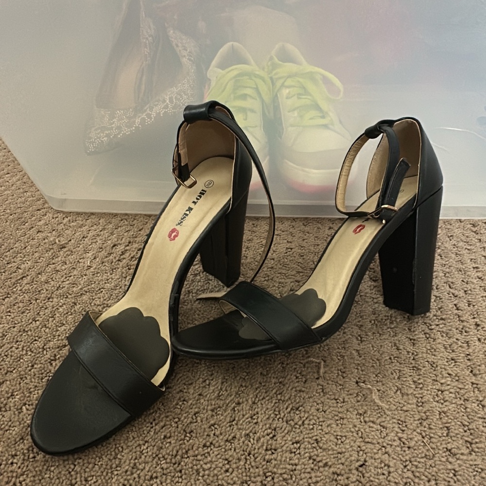 Hot Kiss Black Chunky Heel Sandals